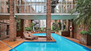 墨尔本Gordon House Apartments的一座带庭院的建筑中的室内游泳池