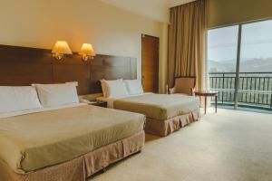 金马仑高原金马仑高原遗物酒店的酒店客房设有两张床和一个阳台。