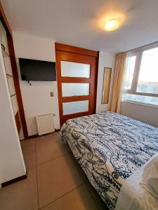 康塞普西翁Céntrico y cómodo departamento的一间卧室设有一张床和一个窗口