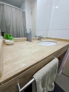 康塞普西翁Céntrico y cómodo departamento的浴室的柜台设有水槽和镜子