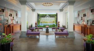 暹粒库伦酒店的大堂设有紫色椅子和大窗户