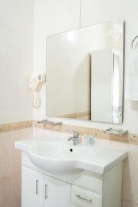 阿克套Aktau Airport Hotel的浴室设有白色水槽和镜子