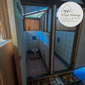 沙璜Cafe Sabang Guest House的一间带卫生间的小浴室