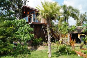 蔻立Khaolak Relax Eco Resort的前面有棕榈树的房子