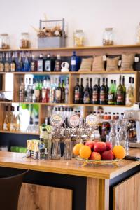 阿克套Aktau Airport Hotel的酒吧配有带水果和葡萄酒瓶的桌子