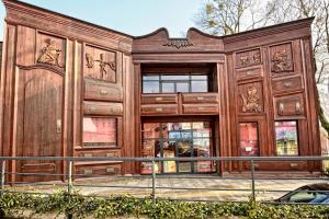 托伦巴耶波莫尔斯基剧院旅馆的一座带大门的木制建筑