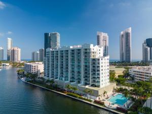 迈阿密海滩Waterfront luxury new apartment的靠近水体的大建筑
