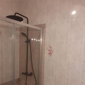 拉梅特拉·德·玛尔Mi morena cala llobeta 35的浴室内配有淋浴和头顶淋浴