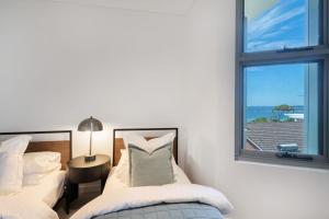 赫斯基森Escape to Serenity by Experience Jervis Bay的一间卧室设有两张床和窗户。