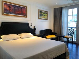 胡志明市My Stay Hotel & Apartment的卧室设有一张白色大床和一扇窗户。