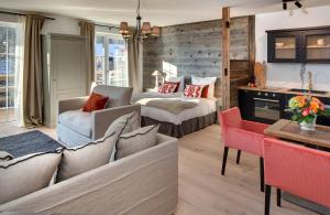 巴特欣德朗MOUNTAIN LODGE OBERJOCH, BAD HINDELANG - moderne Premium Wellness Apartments im Ski- und Wandergebiet Allgäu auf 1200m, Family owned, 2 Apartments mit Privat Sauna的一间卧室设有一张床和一间客厅。