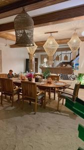 图鲁斯杜马尔代夫伊鲁旅馆的一间带木桌和椅子的用餐室