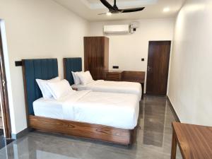 Anjuna Blue Resort客房内的一张或多张床位