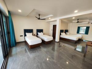 Anjuna Blue Resort客房内的一张或多张床位