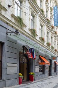 布拉格大西洋酒店的一座有美国国旗入口的建筑
