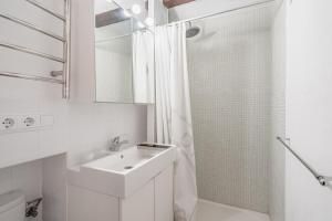 福纳卢奇Se Teulere的白色的浴室设有水槽和淋浴。