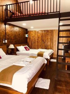 Ban Ton Liangกอบสุข รีสอร์ท2 k13的一间带三张床和一张高架床的卧室