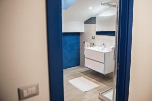 韦内蒂科Karma Resort的一间带水槽和镜子的浴室