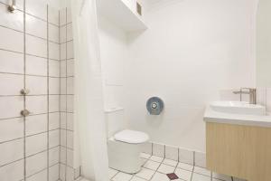 穆卢拉巴Abode Mooloolaba, Backpackers & Motel rooms的白色的浴室设有卫生间和水槽。