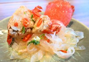 头城兰阳乌石港海景酒店的盘子上的食物,有沙拉和草莓