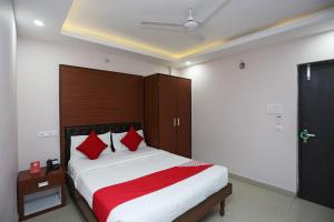 BankipurKamat Inn的一间卧室配有一张带红色枕头的大床