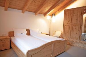 奥蒂塞伊Apt Lara Ruveda的一间卧室配有一张大木床和白色床单