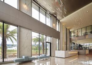 头城兰阳乌石港海景酒店的大堂享有水景和棕榈树美景