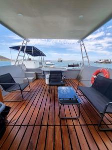 兰格班Kraalbaai Lifestyle House Boats的船上的甲板,配有椅子和桌子