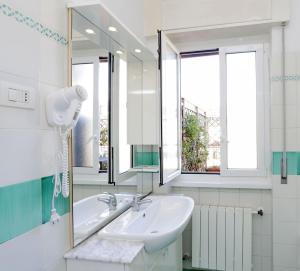 罗马Holiday rental St Peter's area的一间带水槽和镜子的浴室