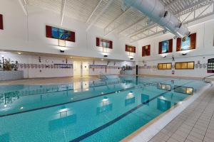 贝里曼彻斯特伯里乡村酒店的蓝色海水大型室内游泳池