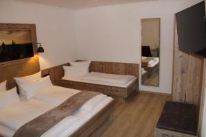 拉姆Bayerische Gastwirtschaft Dimpfl-Stadl的酒店客房,设有两张床和镜子