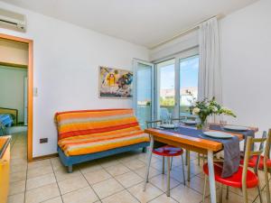 杜纳维德Apartment Robinia-Pinetine-3 by Interhome的客厅配有床和桌椅