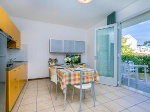 杜纳维德Apartment Robinia-Pinetine-4 by Interhome的厨房配有桌子和桌布