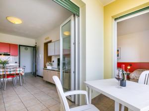 杜纳维德Apartment Robinia-Pinetine-1 by Interhome的厨房以及带桌椅的用餐室。