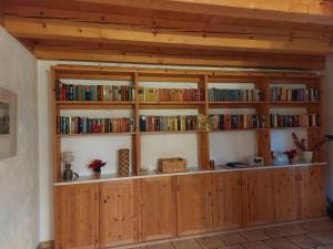 FernsdorfHoliday Home Waldhaus by Interhome的书架上装满了书