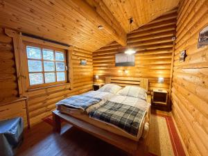 LeiselChalet Birdieferienhaus by Interhome的小木屋内一间卧室,配有一张床