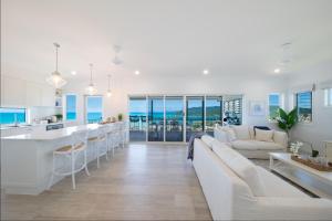 埃尔利海滩South Hamptons Beach House的一间厨房和客厅,配有白色家具和海洋