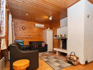 NissiHoliday Home Hillakumpu by Interhome的带沙发、桌子和冰箱的客厅
