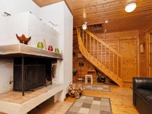 NissiHoliday Home Hillakumpu by Interhome的一间带壁炉和楼梯的客厅