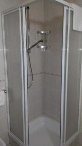 塞尔瓦迪加尔代纳山谷Hotel Casa Alpina - Alpin Haus的浴室里设有玻璃门淋浴