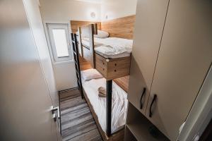 卡特兹奥布萨维Premium Mobile Homes with thermal riviera tickets的一间小房间,内设两张双层床