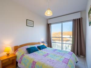 朋泰雷克Apartment Jardins de Pontaillac-1 by Interhome的一间卧室设有一张床和一个大窗户