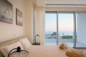 阿依纳帕Sea Pearl Beachfront Villas - Breeze的一间卧室配有带毛巾的床