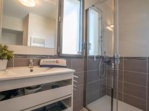 弗雷瑞斯Apartment Rive Gauche by Interhome的一间带水槽和淋浴的浴室