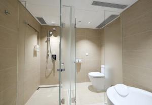 香港香港金域假日酒店的带淋浴、卫生间和盥洗盆的浴室