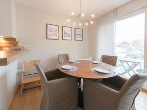 布列登Apartment Residentie Havenhuys-2 by Interhome的一间带木桌和椅子的用餐室