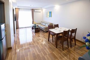 北宁Viet Long Complex Residence的客厅配有桌子和沙发