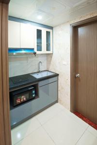 北宁Viet Long Complex Residence的厨房配有水槽和台面