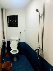 金马仑高原樱花宾馆的一间带卫生间和淋浴的浴室