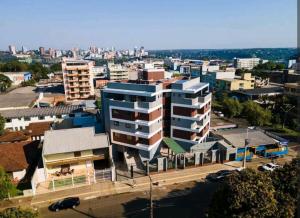 伊瓜苏Apartamento Locação Temporada em Foz do Iguaçu的城市空中景观和建筑